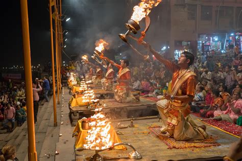 El Festival de Ganga en Kanpur: Un Vistazo al Arte y la Devoción del Siglo IX